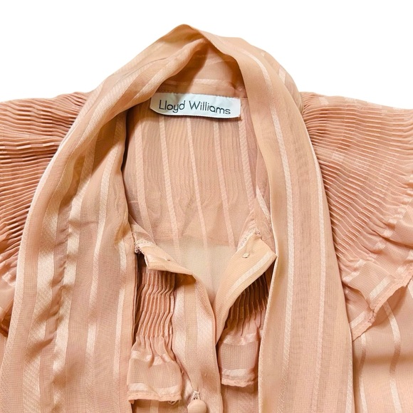 LLOYD WILLIAMS VINTAGE WHIMSICAL RUFFLED BLOUSE. - Picture 9 of 9